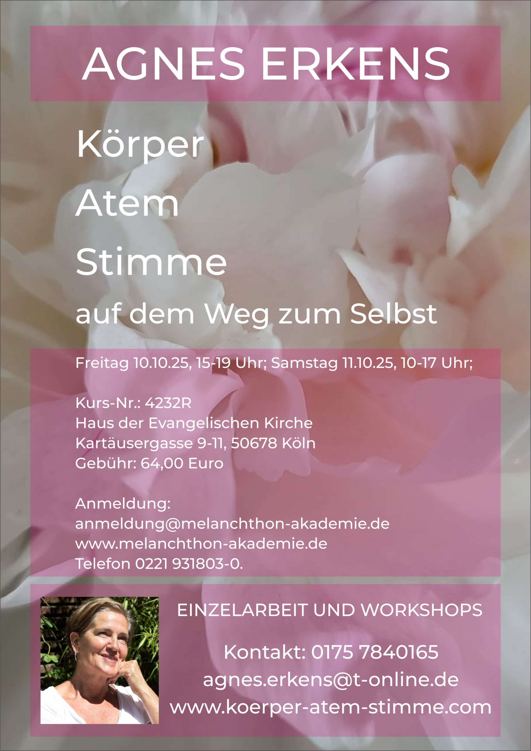 Flyer für AGNES ERKENS mit Werbung für einen ganzheitlichen Workshop über Körper, Atem und Stimmbildung. Enthält Termine, Ort, Gebühr, Kontaktdaten und ein Foto von Agnes Erkens vor einem sanften, blumigen Hintergrund.
