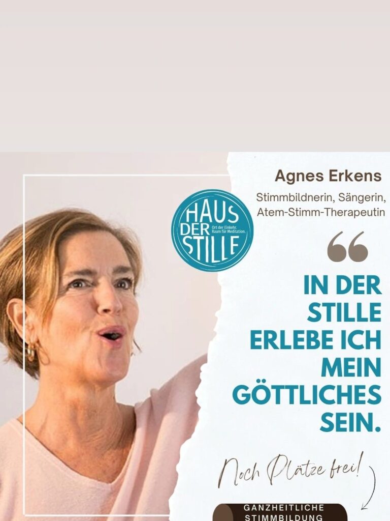 Eine Frau mit kurzen Haaren lächelt und spricht. Neben ihr steht ein Text, der für einen ganzheitlichen Stimmbildungs-Workshop von Agnes Erkens wirbt, mit dem Zitat: "In der Stille erlebe ich mein göttliches Sein.